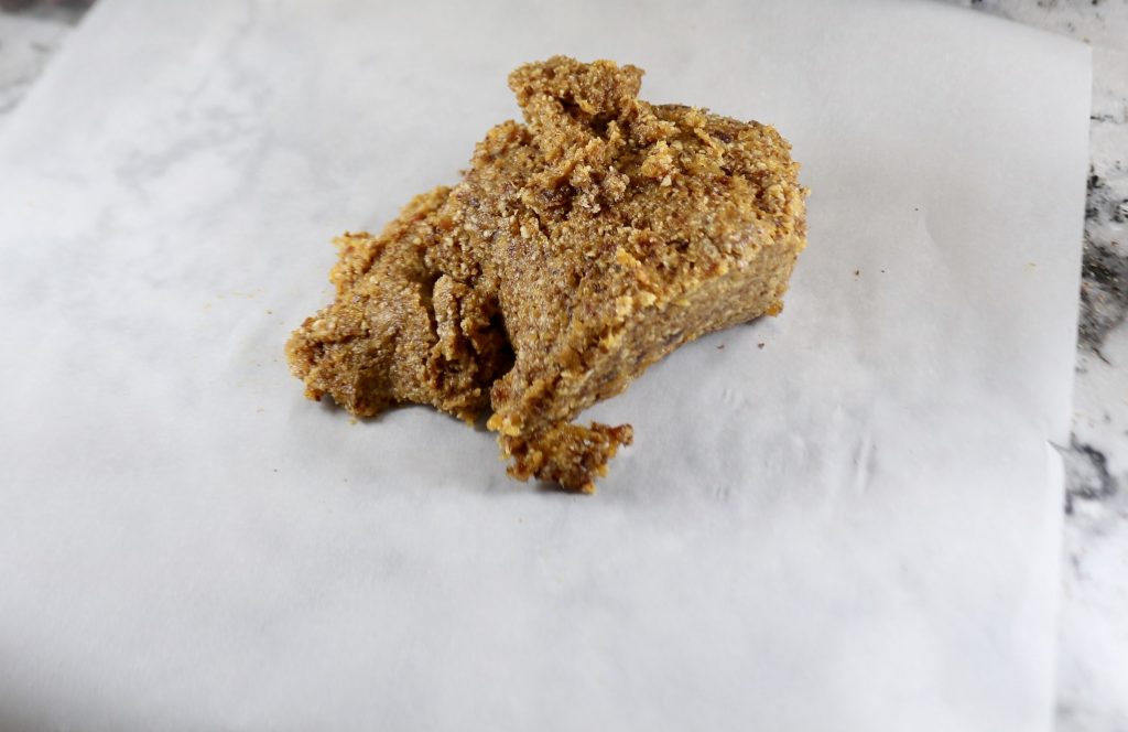 Apricot almond date dough for homemade Larabars #homemadelarabars #apricotbars