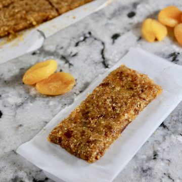 Healthy Apricot Almond Bars (Homemade Larabars) #homemadelarabars #apricotbars #fruitbars