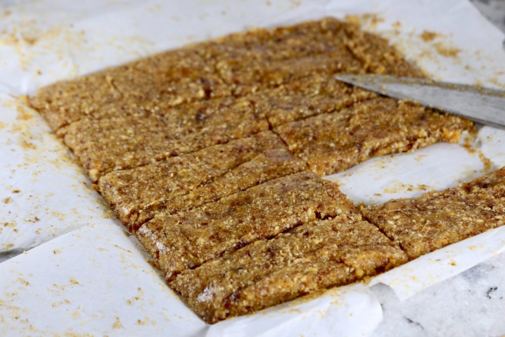 Healthy Apricot Almond Bars (Homemade Larabars) #homemadelarabars #apricotbars #fruitbars
