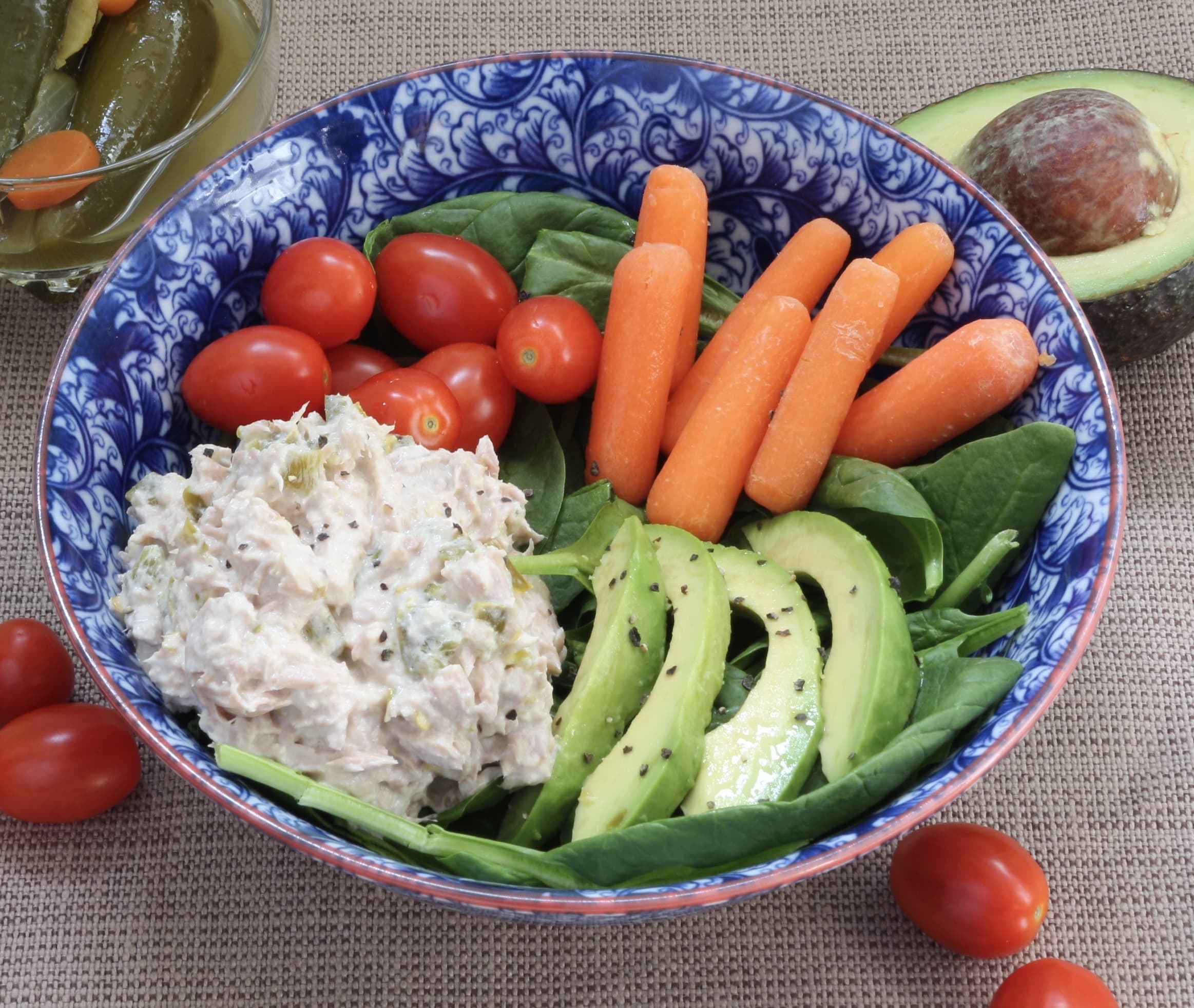 easy Whole30 tuna salad lunch bowl #tunasalad #easylunch #whole30lunch