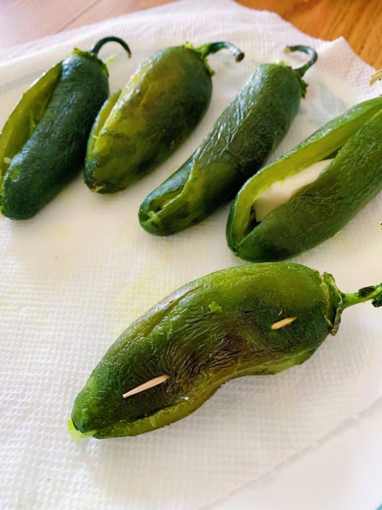 Stuffing jalapeños with cheese #chilescapeados #jalapeñorecipes #mexicanappetizer