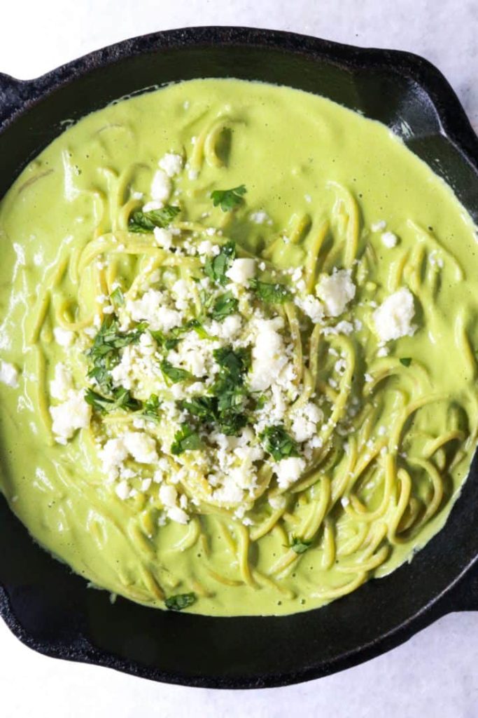 Espagueti verde in a black pan