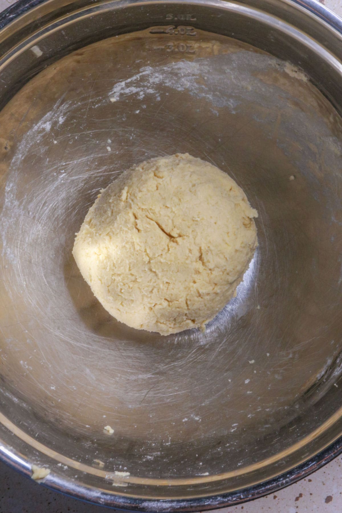 Form dough ball for empanadas de piña